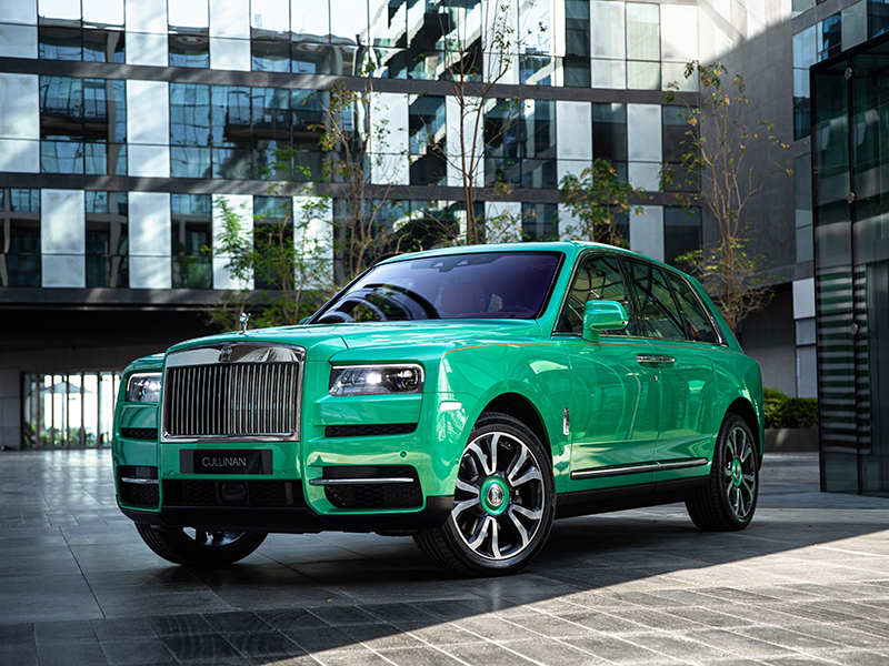 رولز-رويس كالينان تصل إلى دبي بلون أخضر فريد وجريء